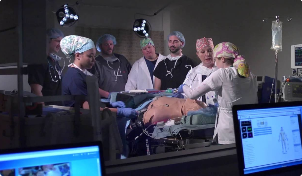 医疗保健专业人员在模拟实验室的假人身上练习